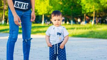 klein jongen met moeder in de park foto