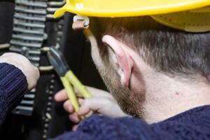 industrieel arbeider Bij de werk in fabriek foto