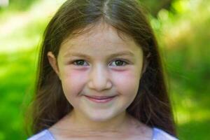 mooi weinig meisje in de natuur, meisje in zomer foto