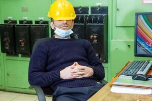 industrieel arbeider Bij de werk in fabriek foto