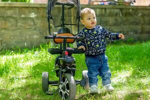 kind spelen in de tuin, kind spelen Aan de speelplaats foto