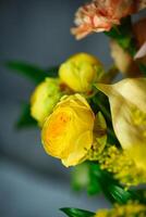 kleurrijk bloemen in vaas - Scherm van levendig bloei foto