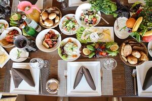 geassorteerd voedsel verspreiding Aan tafel foto