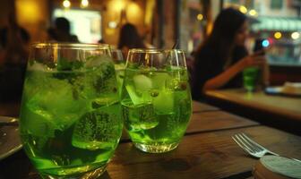 ai gegenereerd verfrissend groen limonade met ijs in een glas Aan een houten tafel foto