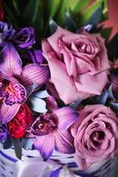 kleurrijk bloemen in vaas, kopiëren ruimte foto