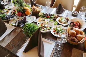 tafel versierd met een verscheidenheid van heerlijk bereid gerechten foto