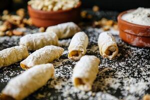 verrukkelijk gebakjes bekroond met gepoederd suiker Aan een tafel foto