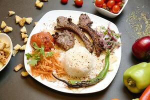 wit bord met vlees en vegetarisch genot foto