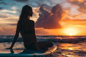 ai gegenereerd silhouet van surfer vrouw Bij zonsondergang met ai gegenereerd. foto