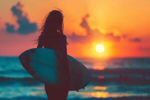 ai gegenereerd silhouet van surfer vrouw Bij zonsondergang met ai gegenereerd. foto