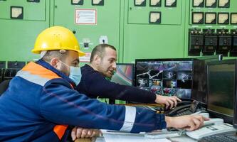 industrieel arbeiders Bij de werk in fabriek foto