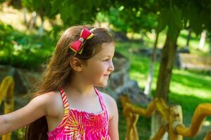 mooi weinig meisje in de natuur, meisje in zomer foto