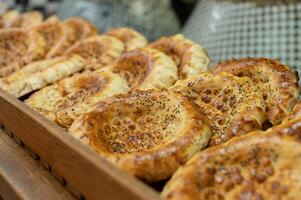 vers Armeens brood leugens Aan de balie, cakes met sesam zaden in de tandoor foto