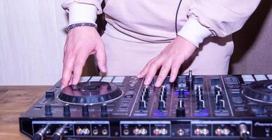 dichtbij omhoog van een dj mixer, dj controle paneel foto