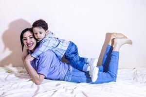 ouder en kind, moeder en kind spelen samen in studio foto