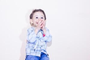 portret van een jongen, portret van een kind, portret van een schattig kind, portret van een weinig jongen foto