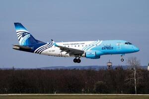 Boedapest, Hongarije, 2021 - Egypt air uitdrukken passagier vlak Bij luchthaven. schema vlucht reizen. luchtvaart en vliegtuigen. lucht vervoer. globaal Internationale vervoer. vlieg en vliegen. foto