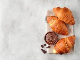 croissants met chocola room foto