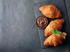 gebakken croissants met chocola verspreiding foto