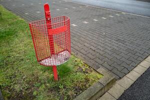 rood afval bak Aan de langs de weg foto