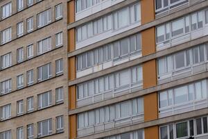 groot versmallen huis gevels met ramen en balkons foto