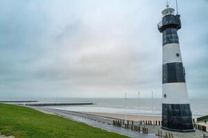 vuurtoren en strand Aan de westerschelde in Breskens, Zeeland, de Nederland foto