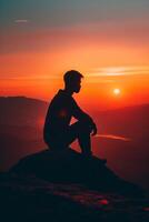 ai gegenereerd contemplatief Mens zittend Aan berg Bij zonsondergang foto
