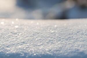 besneeuwd achtergrond voor de Product. sneeuw detailopname, macro. besneeuwd veld- Aan een zonnig dag foto