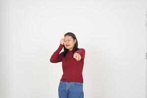 jong Aziatisch vrouw in rood t-shirt verdrietig huilen en richten Bij camera geïsoleerd Aan wit achtergrond foto