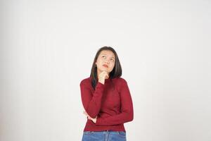 jong Aziatisch vrouw in rood t-shirt attent denken gebaar geïsoleerd Aan wit achtergrond foto