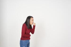 jong Aziatisch vrouw in rood t-shirt hoesten geïsoleerd Aan wit achtergrond foto