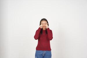 jong Aziatisch vrouw in rood t-shirt verdrietig huilen geïsoleerd Aan wit achtergrond foto