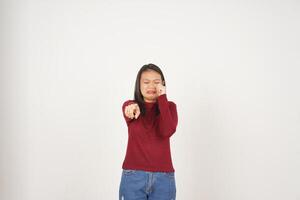 jong Aziatisch vrouw in rood t-shirt verdrietig huilen en richten Bij camera geïsoleerd Aan wit achtergrond foto