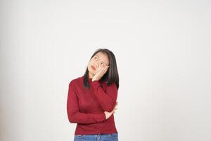 jong Aziatisch vrouw in rood t-shirt attent denken gebaar geïsoleerd Aan wit achtergrond foto
