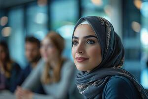 ai gegenereerd jong Arabisch vrouw luisteren naar presentatie in groep vergadering in kantoor foto