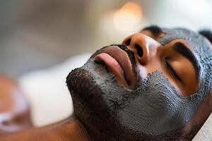 ai gegenereerd Mens ontspannende met een houtskool gelaats masker in een spa instelling foto