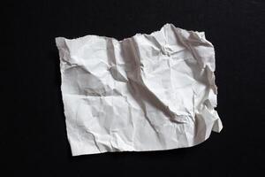 geïsoleerd gescheurd papier deel. gescheurd blanco papier met randen. foto