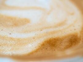 structuur oppervlakte van zacht en delicaat melk schuim in een kop van koffie foto