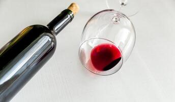 glas en fles met rood wijn foto