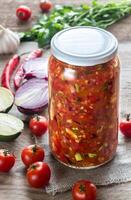 pot van salsa met ingrediënten foto
