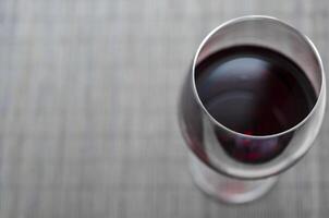 wijnglas met rood wijn foto