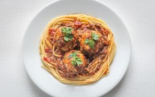 kalkoen gehaktballen met pasta en vers erwten foto