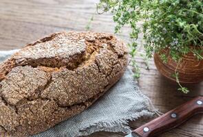 roggebrood op de houten tafel foto