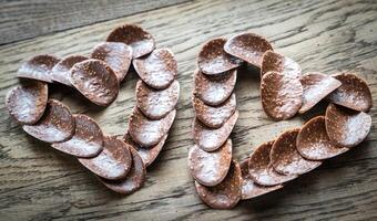 twee zoet harten gemaakt van chocola chips foto