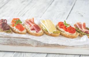 crostini met verschillend toppings foto