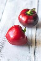 vers rood klok paprika's Aan de houten tafel foto