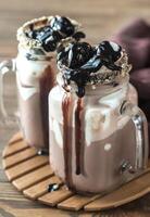 twee mokken van heet chocola met marshmallows foto