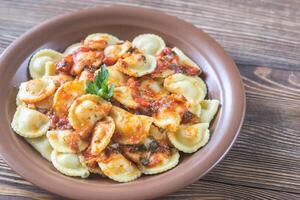 deel van ravioli met Marinara saus foto