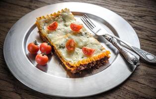 lasagne Aan de metaal bord foto