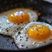 ai gegenereerd gebakken eieren in een zwart pan zijn wezen gekookt, besprenkeld met zwart peper foto